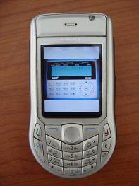 Το κινητό τηλέφωνο με απεικόνιση του πληκτρολογίου
